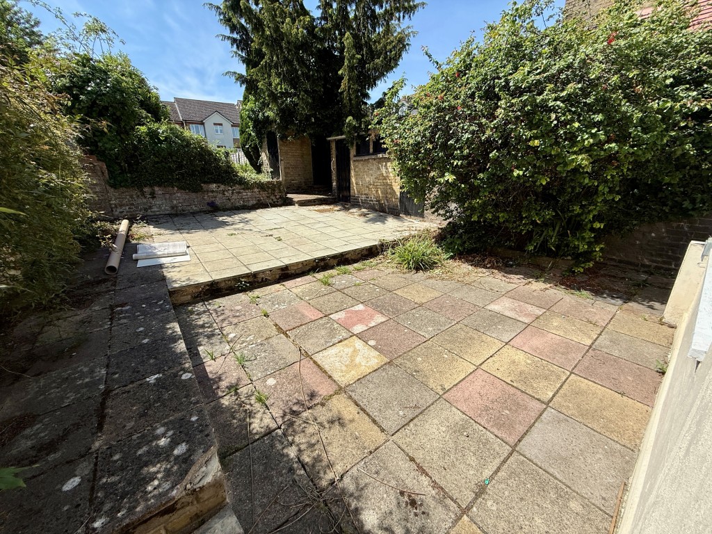 Lot: 33 - MIXED USE PROPERTY COMPRISING SHOP AND THREE-BEDROOM COTTAGE - Patio area